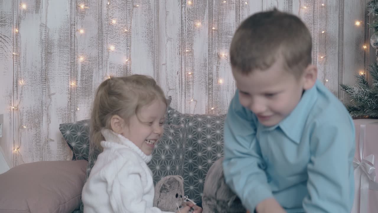 포니테일을 한 사랑스러운 소녀는 형과 즐거운 시간을 보낸다