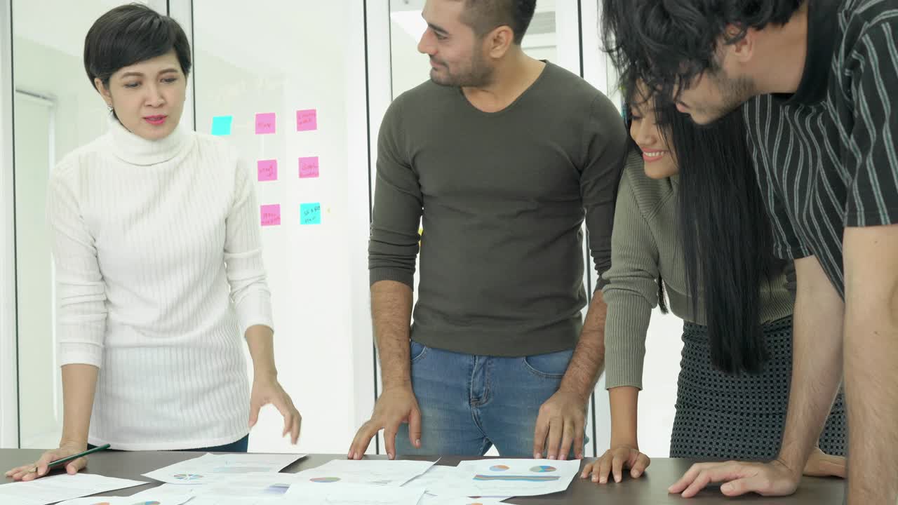 hombres de negocios que se reúnen en equipo sintiendo estrés y decepción juntos. hombre de negocios y mujer de negocios compartiendo ideas juntos, oriente medio o región transcontinental centrada en asia occidental.