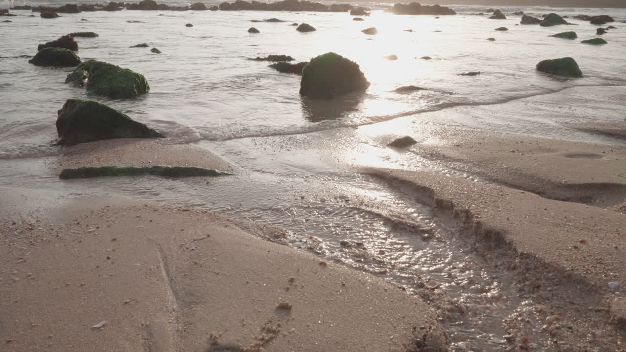 일몰 시간 동안 해변