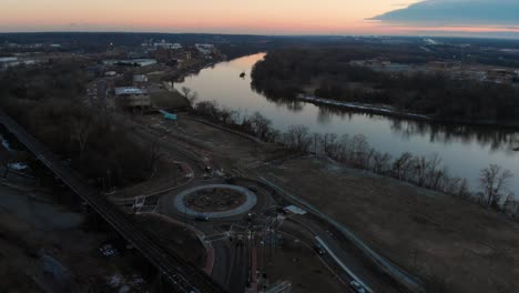 Richmond-VA-James-River-Luftaufnahme-über-Bahngleisen-Und-Kreisverkehr