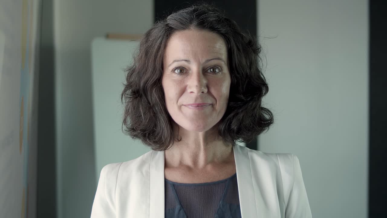 retrato de una mujer de negocios caucásica de mediana edad