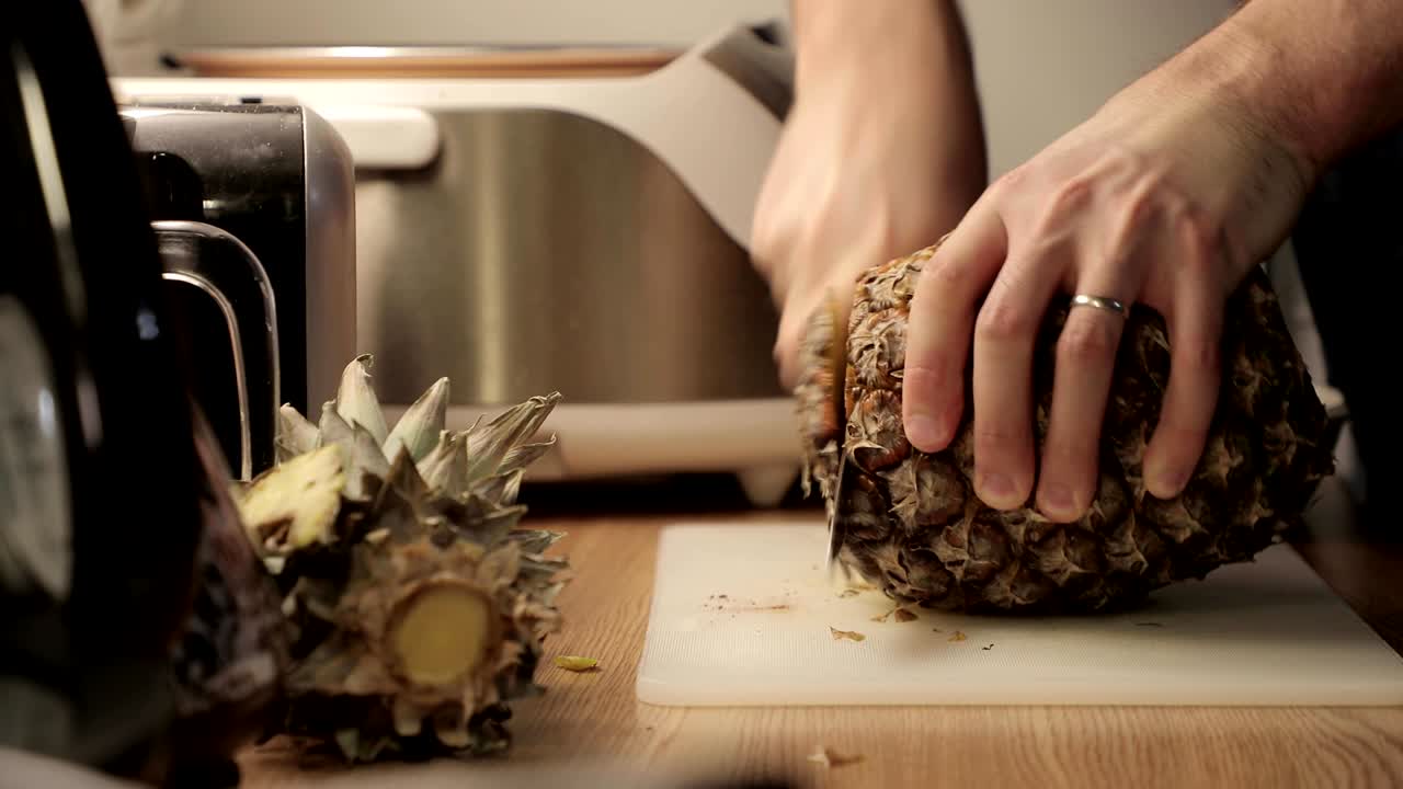 파인애플을 잘라내는 클로즈업