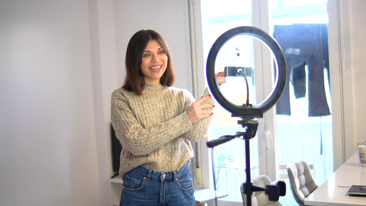 mujer vlogging con luz de anillo