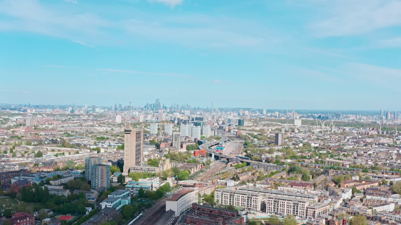 웨스트 웨이 패딩턴 철도를 통해 중앙 런던을 향해 드론 샷