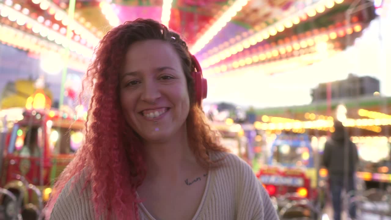 Kvinde lytter til musik med hovedtelefoner og lys baggrund.