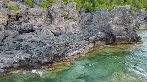 Panning-right-along-the-rugged-rocky-coastline-of-Georgian-Bay,-Ontario-Canada