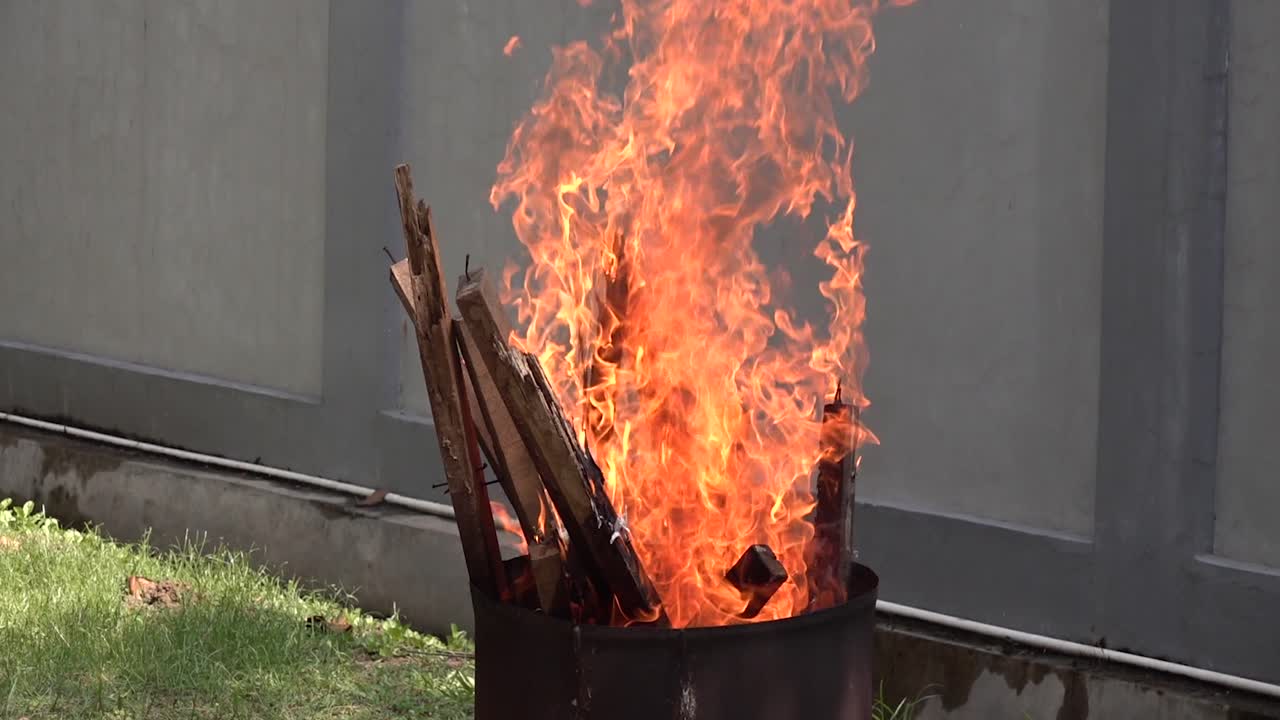 llama naranja ardiente en barril al aire libre