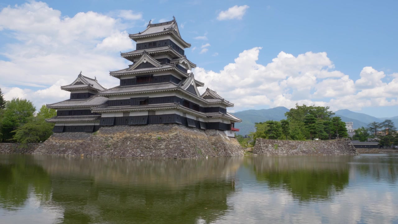 Matsumoto Slot med sort ydre over voldgraven i Nagano, Japan. - vidvinkelbillede
