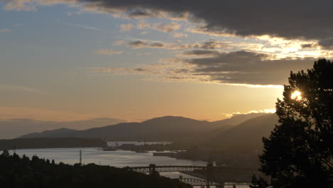 Silhouette-Der-Wunderschönen-Landschaft-Der-Bergkette-Bei-Sonnenuntergang