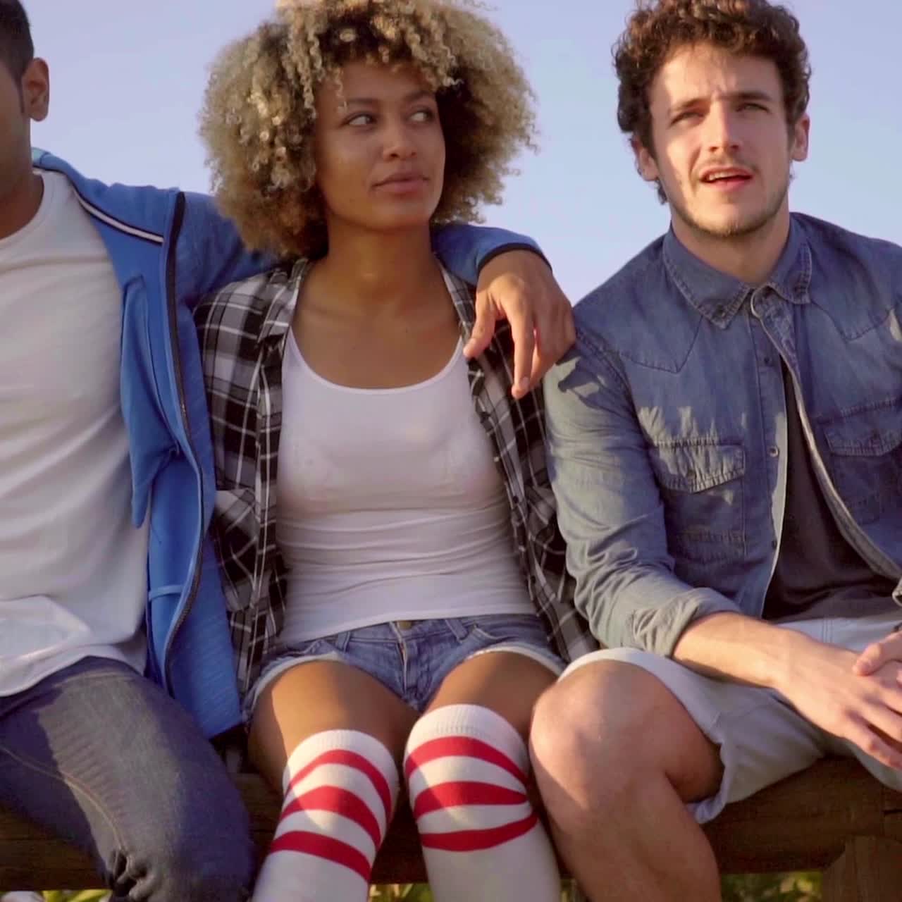 молодые люди на деревянном заборе