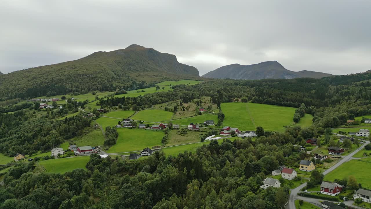 노르웨이의 포크스타드 위에서 촬영된 드론 돌리 포워드  ⁇