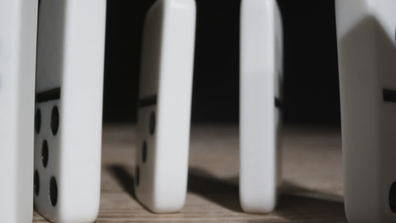 tiro de seguimiento de fichas de dominó cayendo