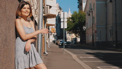 mujer sonriendo en la calle de la ciudad