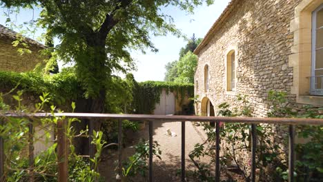 Toma-Ascendente-Lenta-Que-Muestra-Un-Patio-Con-Un-Golden-Retriever-Dentro-De-Una-Villa-En-Nimes.