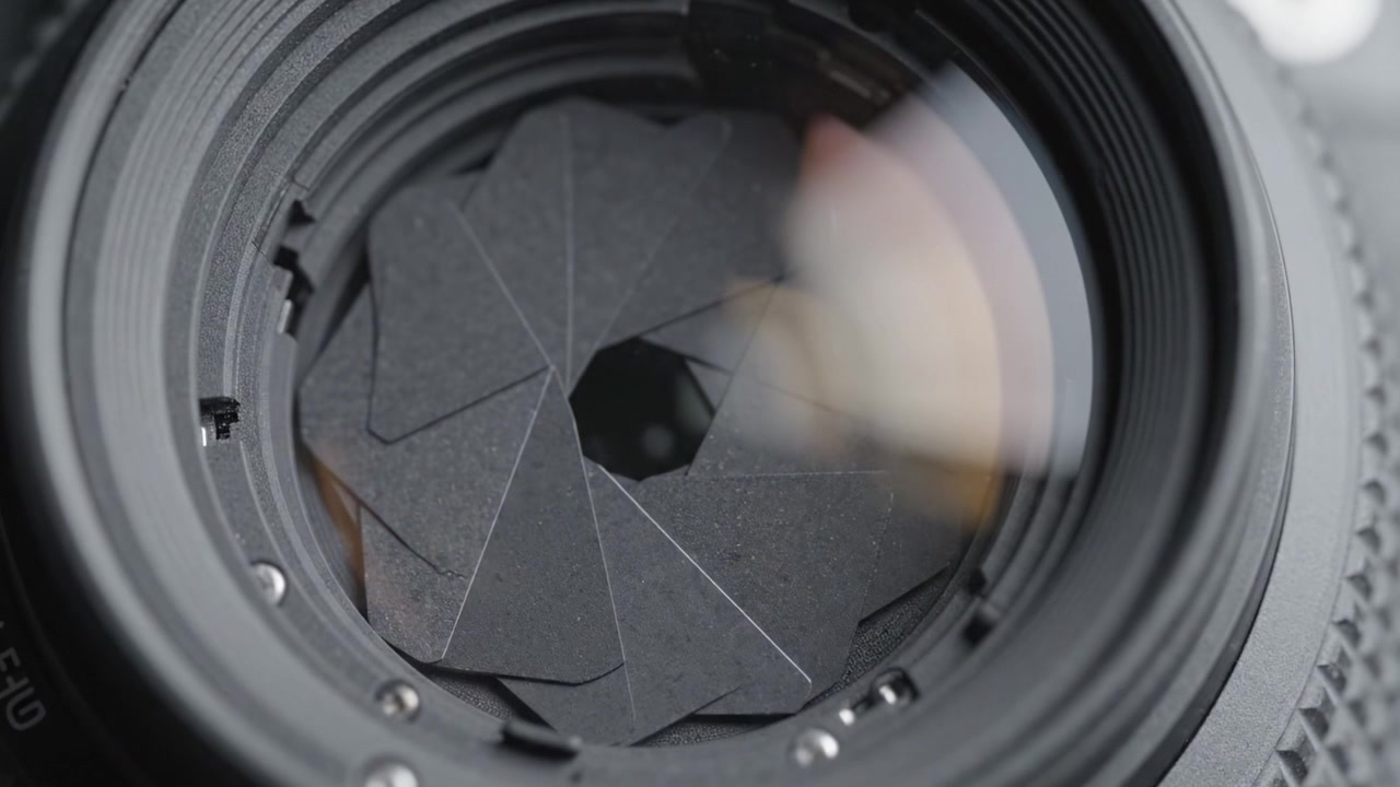Close-Up of a Camera Lens Aperture Mechanism, Showcasing the Intricate Details of the Lens and Its Ability to Control Light Entry