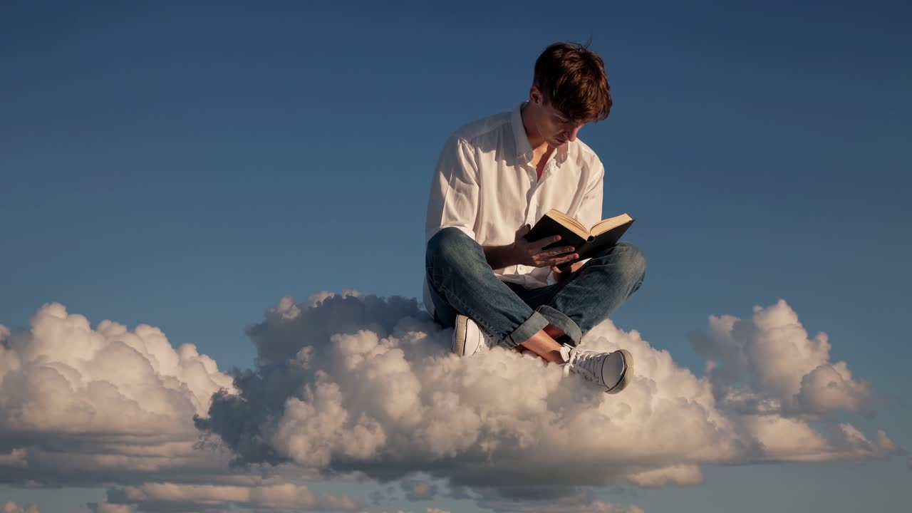 Conceito de vídeo surreal de uma pessoa lendo em uma nuvem. Filmado de um ângulo baixo, capturando uma atmosfera onírica