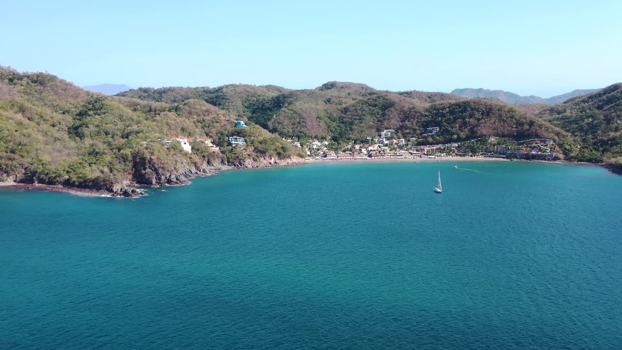 impresionante vista de drones sobre una playa de un pequeño pueblo tropical en la costa del pacífico en méxico