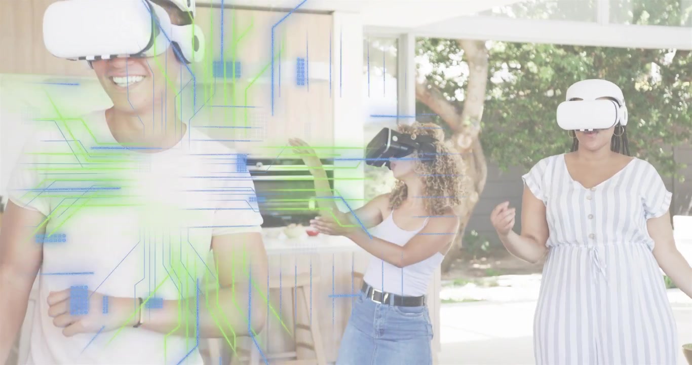 Tre voksne tager VR-headsets på og udforsker teknologikredsløb, der overlejrer en solrig køkkengård
