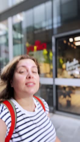 mujer caminando por la ciudad