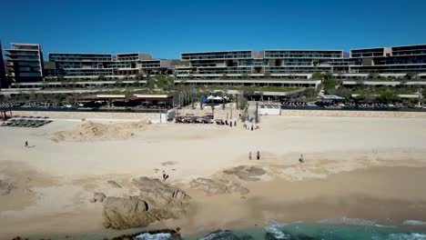 Resort-Moderno-Frente-A-La-Playa-En-Los-Cabos,-México,-Con-Mar-Y-Arena---Panorámica-Aérea-A-La-Derecha