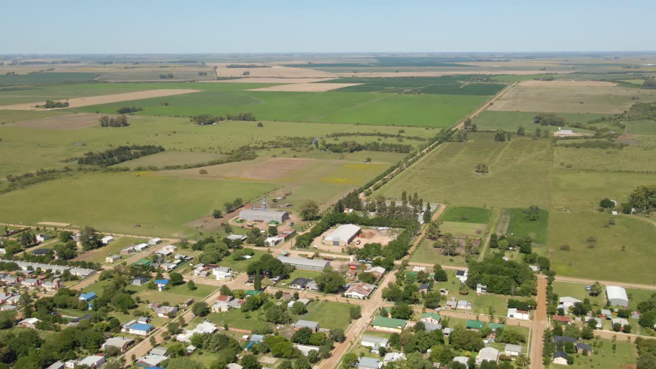 Luftfoto med parallakse af den lille by Santa Anita med Entre Rios' grønne landskab i baggrunden, Argentina