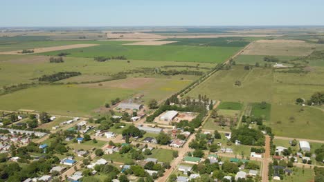 paralaje de vista aérea de la pequeña ciudad de santa anita con campo verde entre ríos en el fondo, argentina