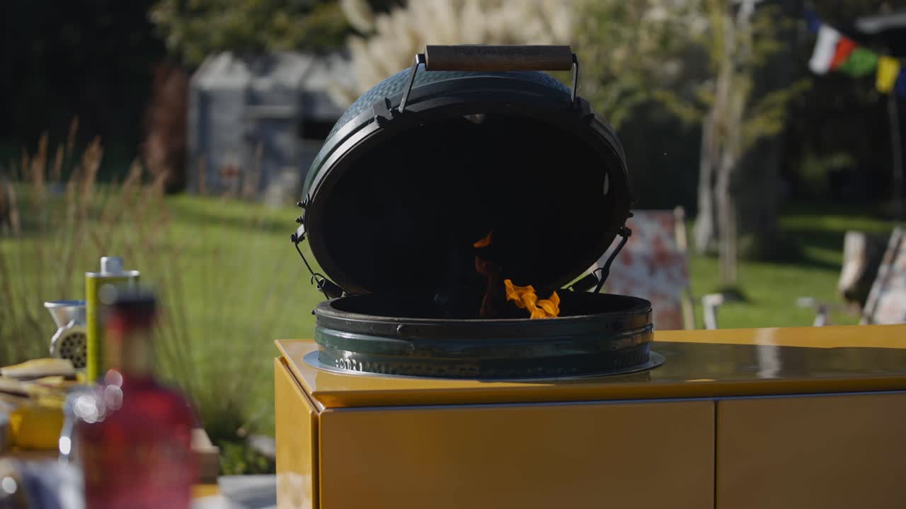 불꽃과 함께 바비큐 주방 밖