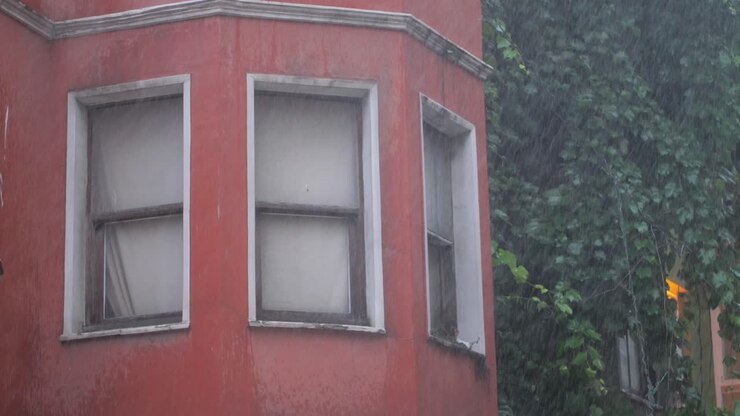 Vecchio edificio rosso sotto la pioggia