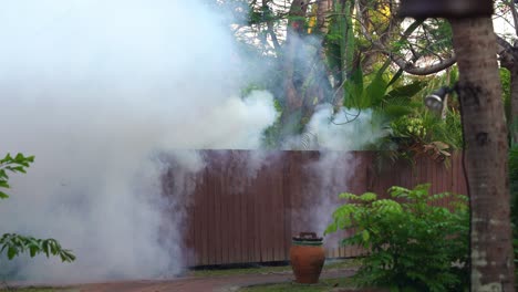 Penachos-Gruesos-De-Humo-Blanco,-Actividades-De-Fumigación-En-El-Vecindario-Para-Matar-Mosquitos-Y-Otros-Insectos,-Para-Prevenir-La-Propagación-De-La-Fiebre-Del-Dengue,-Tiro-Del-Concepto-De-Problema-De-Salud