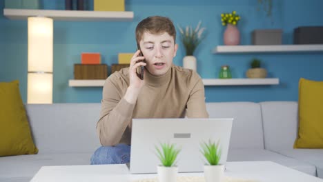 joven hablando por teléfono con una expresión agradable en casa.