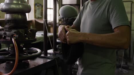 hombre de raza mixta trabajando en una fábrica de sombreros
