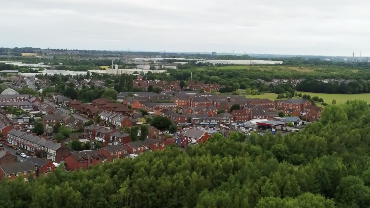 casas residenciales vista aérea suburbana ciudad británica barrio de bosques comunidad