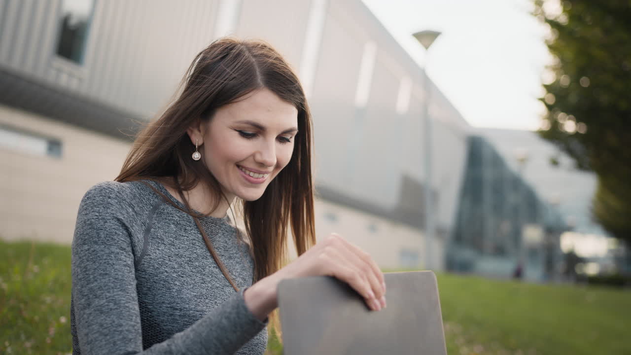 mujer usando una computadora portátil al aire libre