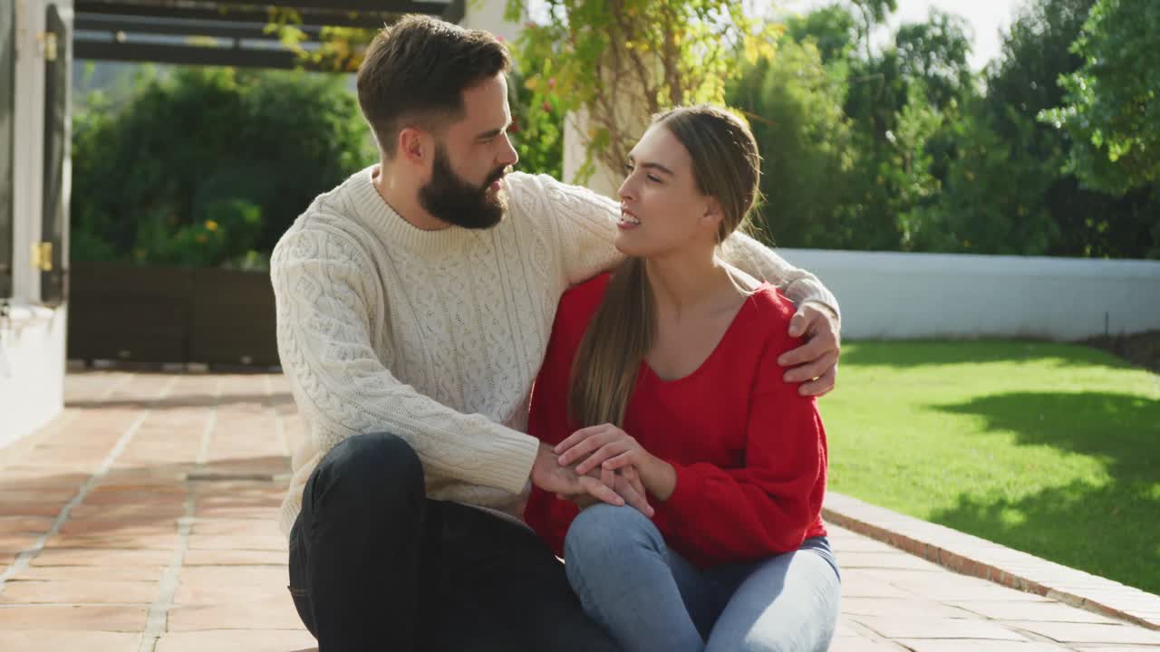 Vídeo de casal caucasiano feliz no jardim