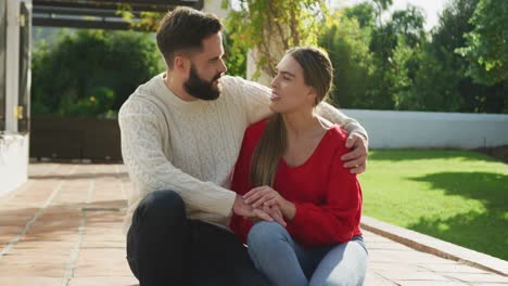 video de una feliz pareja caucásica en el jardín