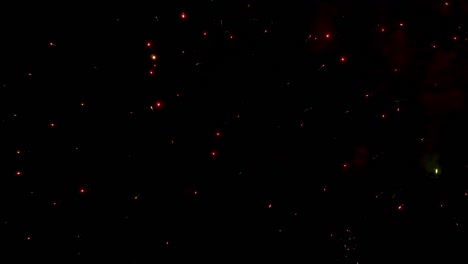 fuegos artificiales explotando en el cielo nocturno. celebrar en cualquier evento. año nuevo. día nacional. diwali. disparo real.
