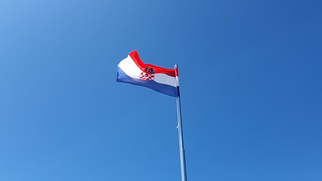 슬로우모션으로 푸른 하늘 앞에 있는 크로아티아 국기