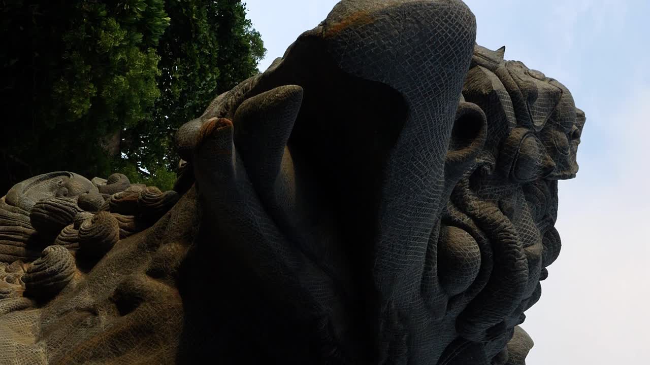 paralaje vertical en cámara lenta de la gran estatua de pájaro en el parque cultural de bali, indonesia gwk garuda wisnu kencana durante un viaje de aventura