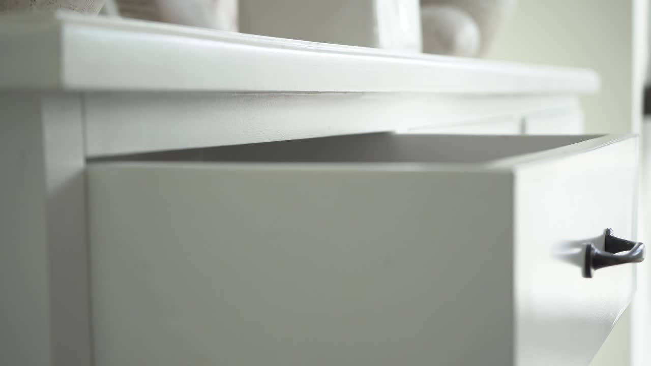 escondiendo una billetera dentro de un cajón