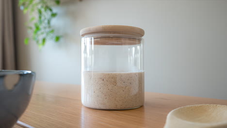 iniciador de masa fermentada que se deja fermentar en un frasco de vidrio hermético