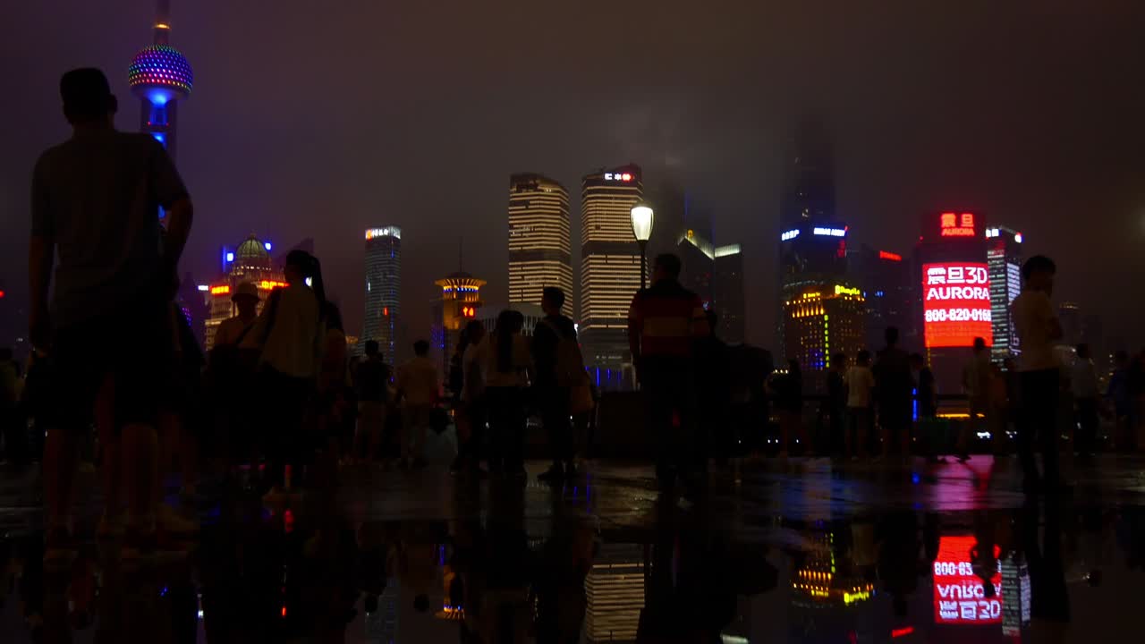 noche iluminada ciudad de shanghai bund lluvioso pudong reflejo bahía panorama 4k china
