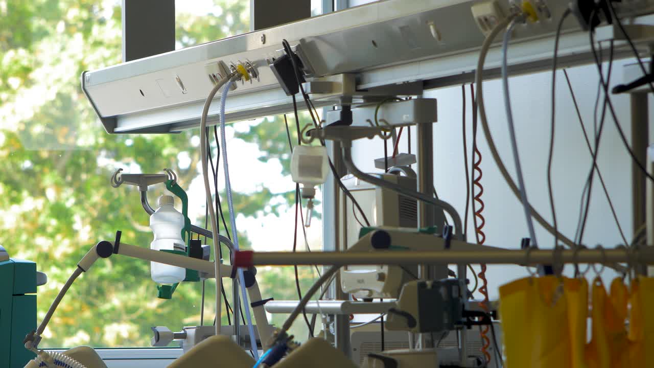 환자를 위한 의료 장비, 의료 장비, 맑은 날 외부, 먼 중간 샷을 위한 병원 집중 치료실