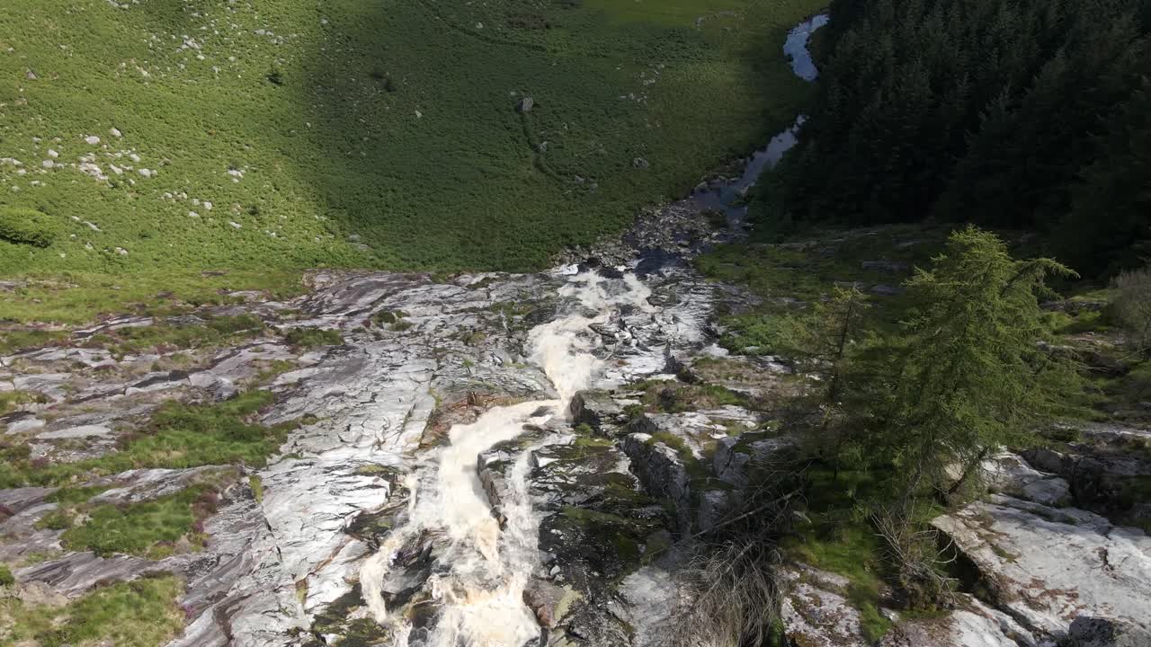 toma de un dron de una cascada en irlanda en un día de verano