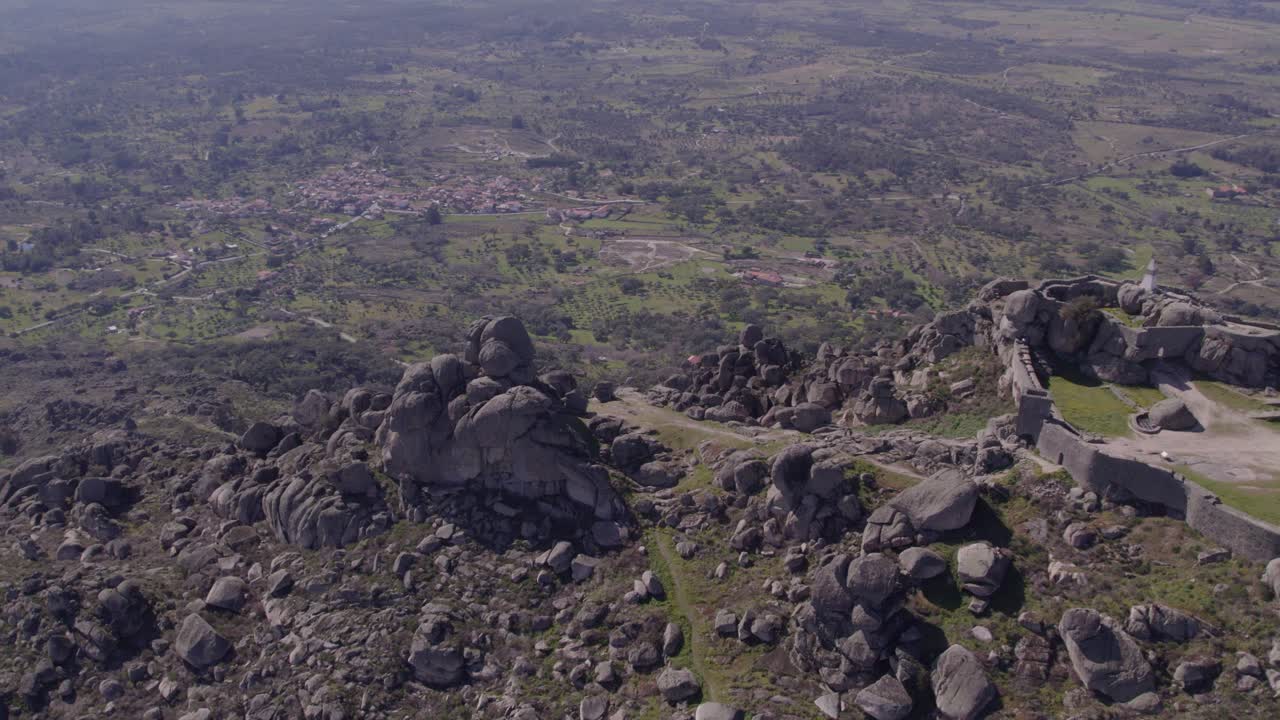 tomada de la órbita de castelo de monsanto portugal durante el día, aérea