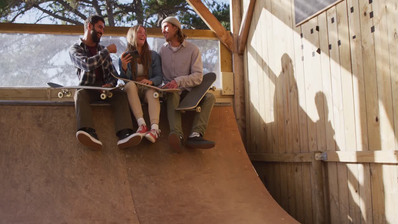 스케이트 파크에서 행복한 다양한 여성과 남성 스케이트보더의 비디오