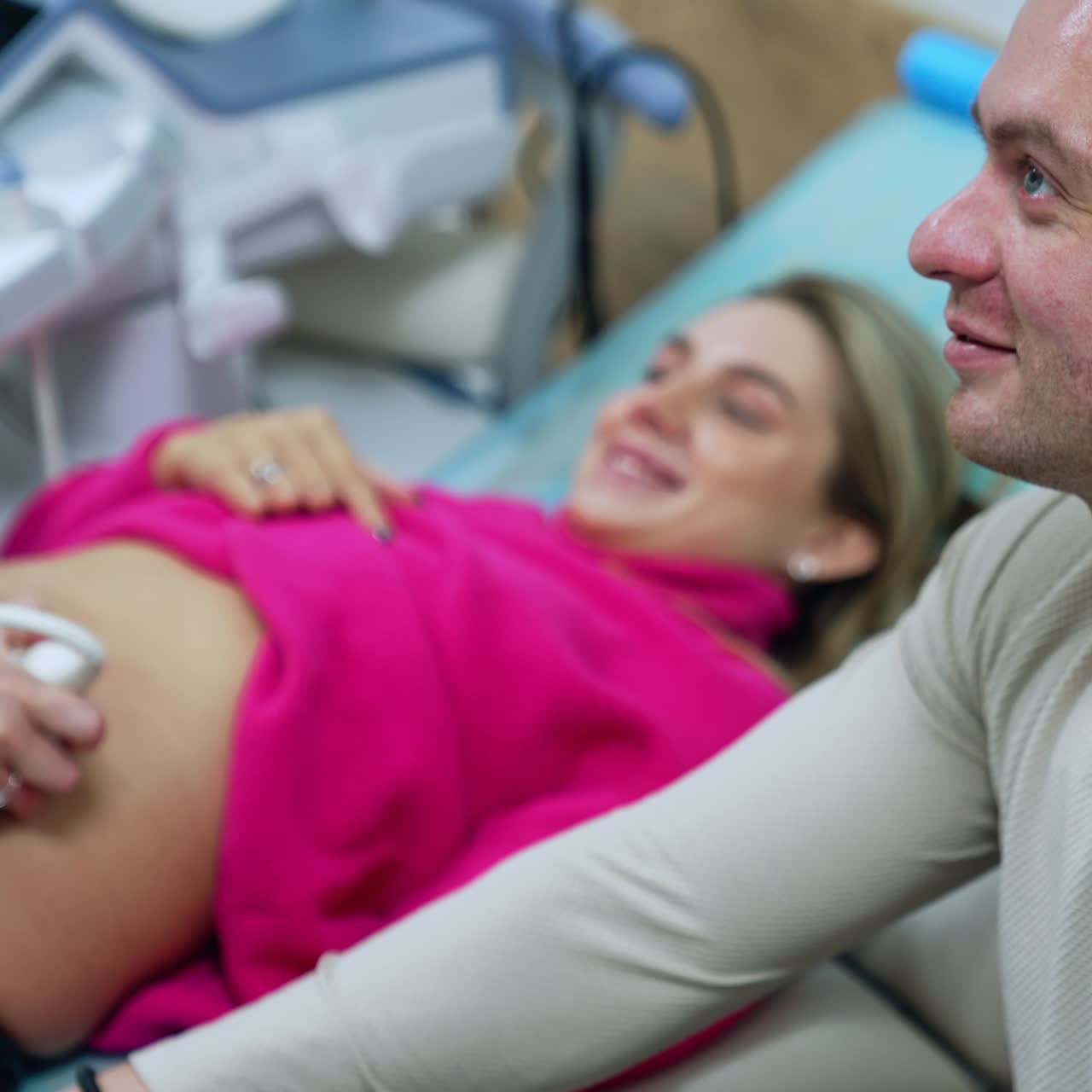 Futuri genitori felici guardano il loro bambino sullo schermo dell'ecografia. Esame di gravidanza in ospedale