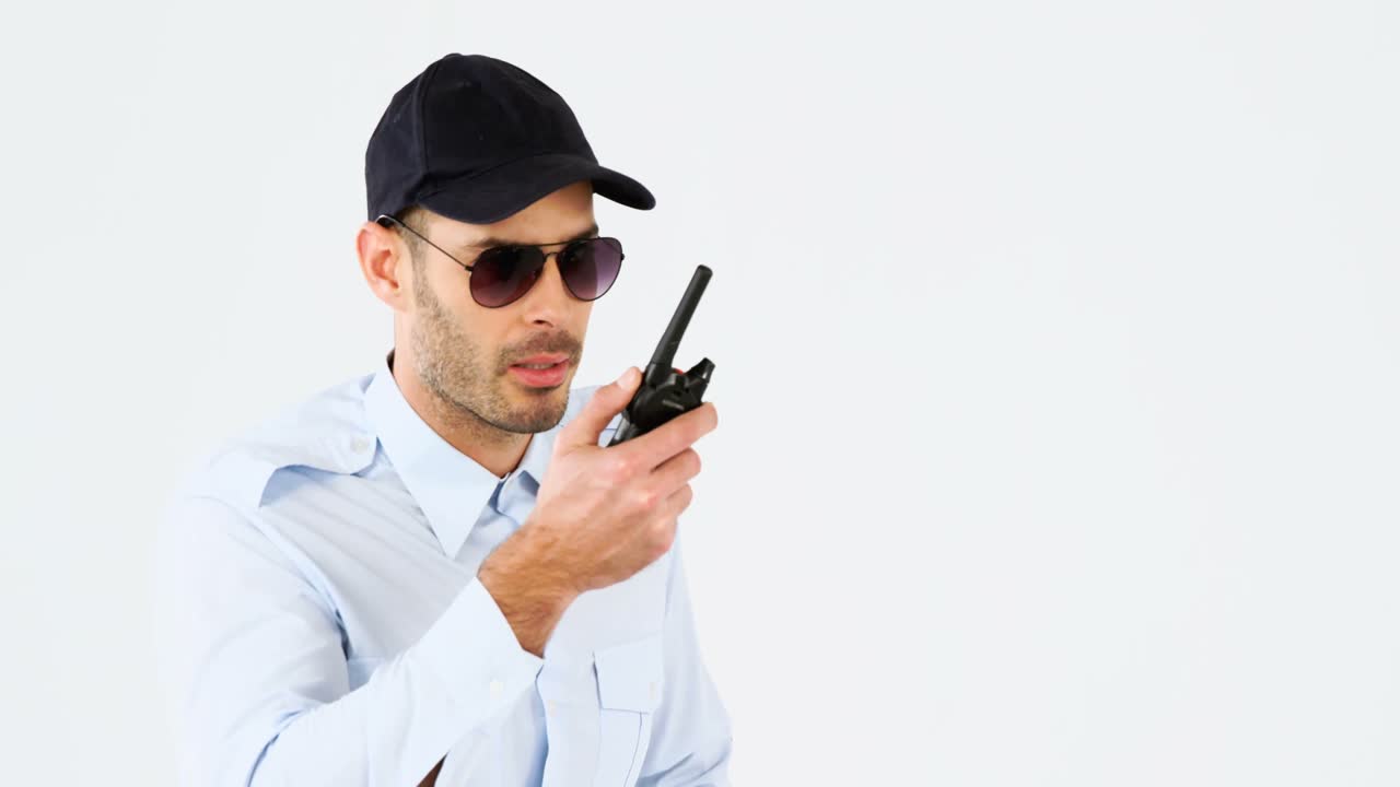 Guardia di sicurezza che parla al walkie-talkie