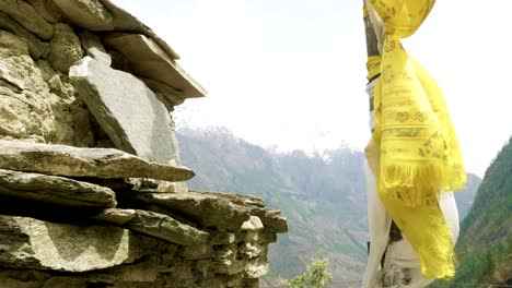 banderas de colores en las montañas de nepal. área de manaslu.