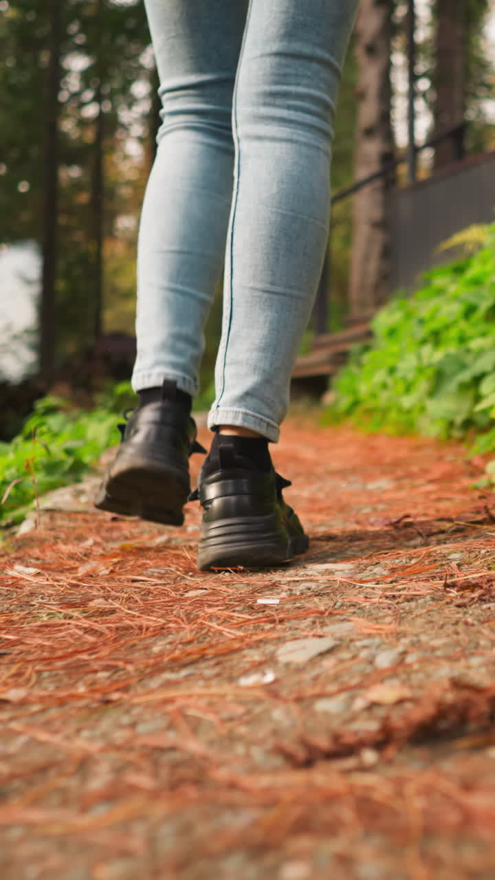 la mujer se pasea por el bosque acercándose a las escaleras. un entorno impregnado de tranquilidad y calma crea la atmósfera perfecta para un paseo pacífico en la naturaleza.