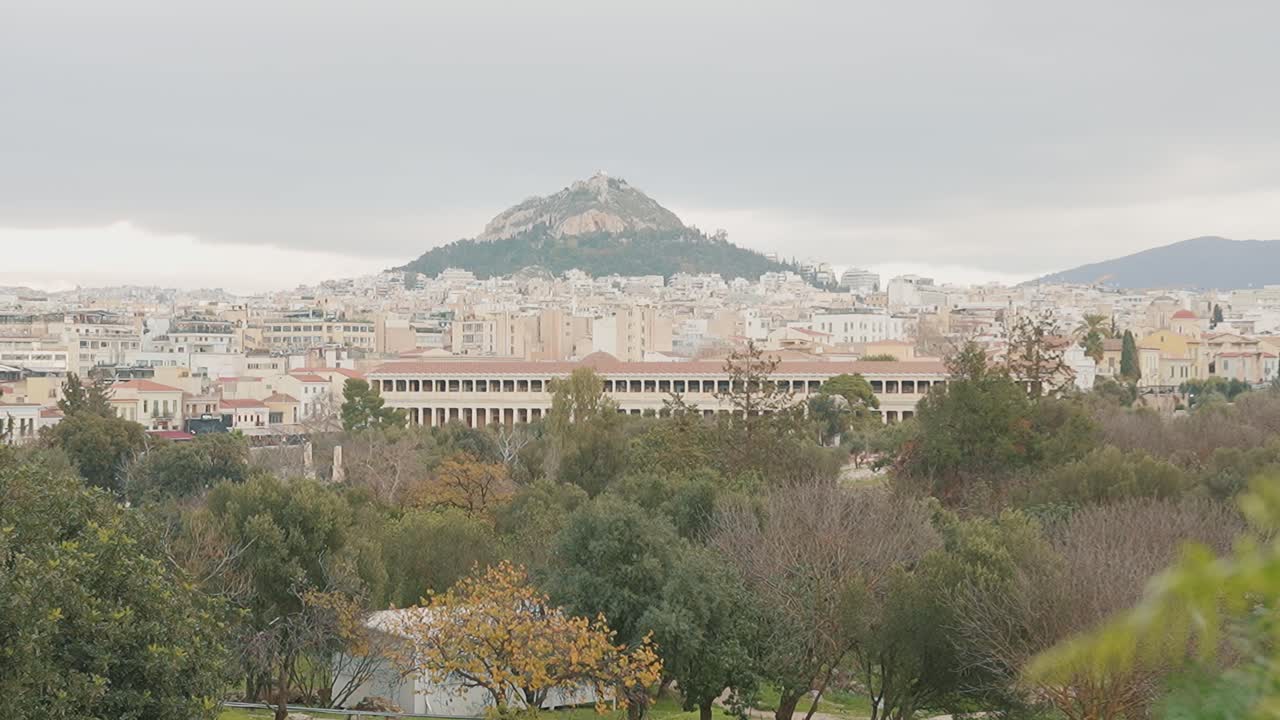 Veduta del Monte Licabetto con lo skyline di Atene, un sereno paesaggio urbano.